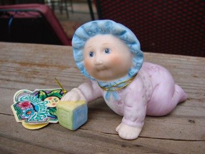 1984 CABBAGE PATCH KIDS FIGURINE BABY CRAWLING with BLOCK  